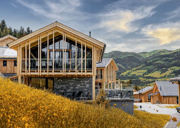 Das Bergresort Hauser Kaibling bietet moderne Chalets mit Blick auf die malerischen Alpenlandschaften.