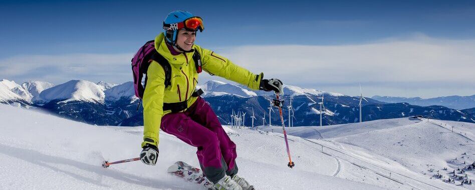 Skiër met Windmolens op de Achtergrond