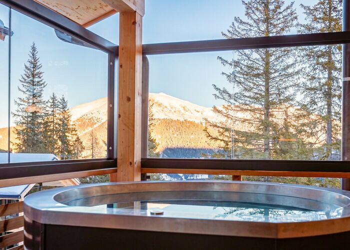 Hot Tub direkt am Naturchalet auf der Turracher Höhe mit Blick in die umliegende Natur – ideal für eine entspannte Auszeit im Chalet in den Bergen.