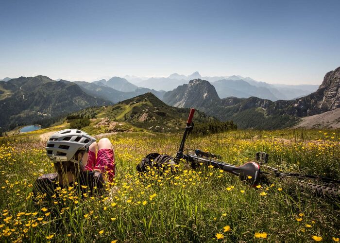 Mountainbiker bei den Nassfeld Bike Days auf einem Trail in der alpinen Berglandschaft Kärntens