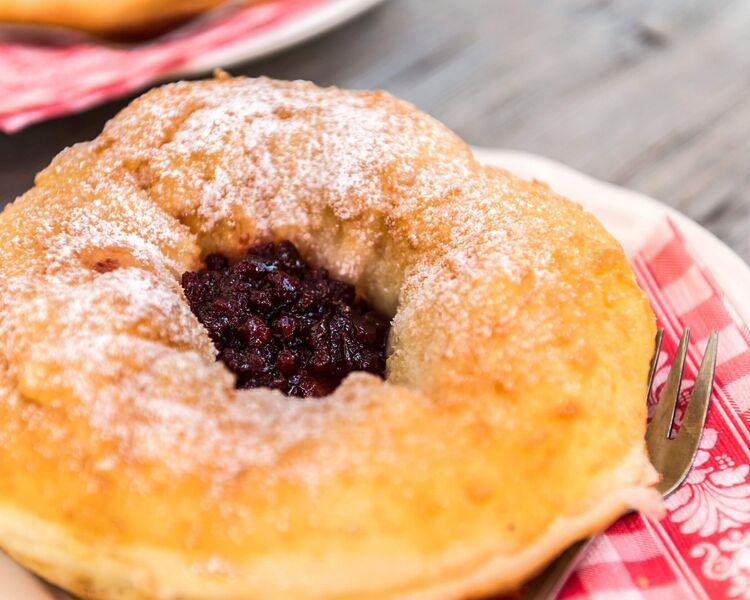 Süßer Bauernkrapfen mit Preiselbeermarmelade und Staubzucker