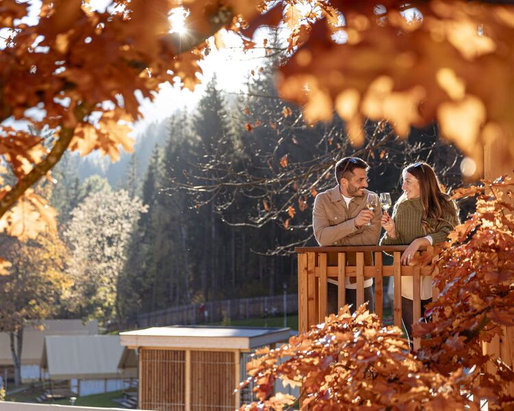 Chalets und Glamping Nassfeld, Pärchen im Herbstlicht