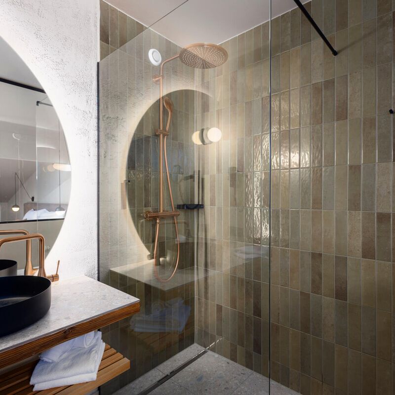 Badkamer met wastafel en ruime douche