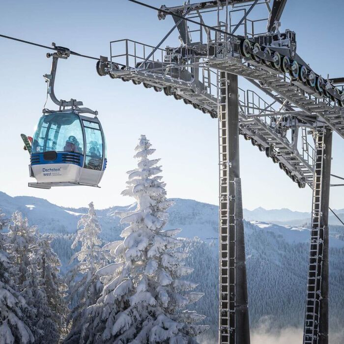 Donnerkogelbahn im Winter mit Blick auf die schöne Winterlandschaft
