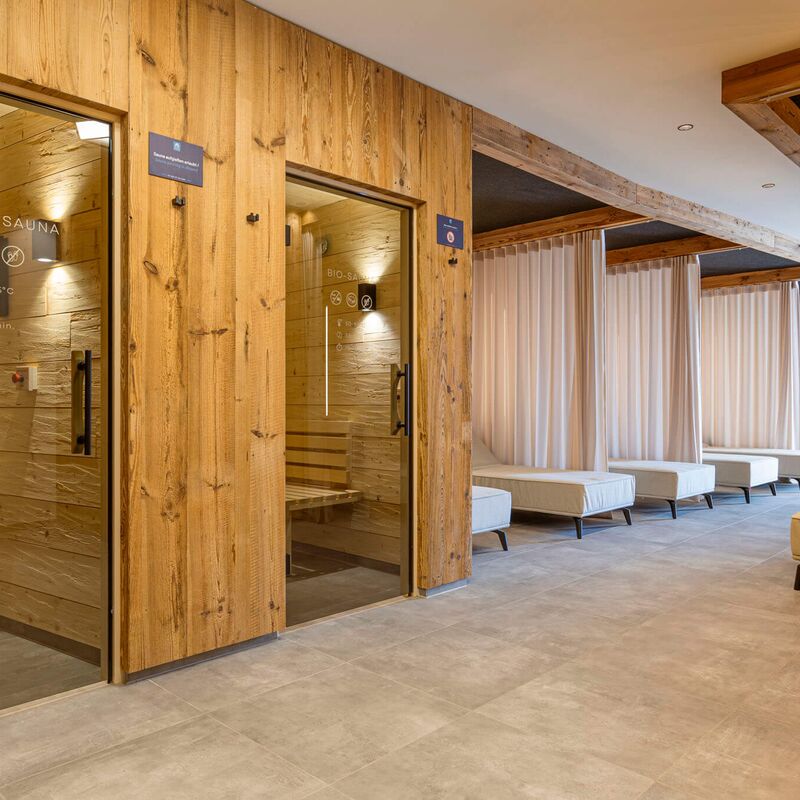 Mit viel Holz gestalteter Wellnessbereich mit Sauna und Ruhebereich