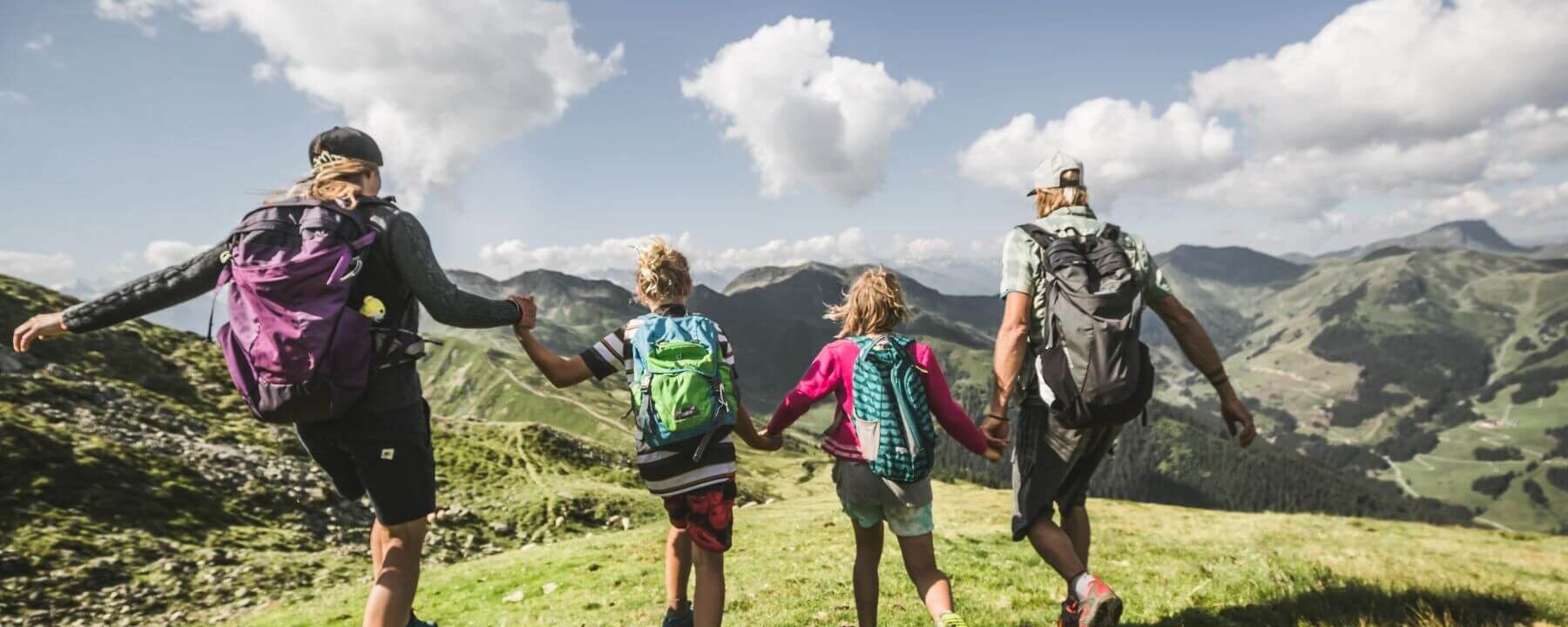 Familie wandert in Saalbach Hinterglemm