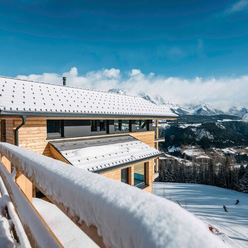 Ferienhaus im Winter direkt neben der Skipiste