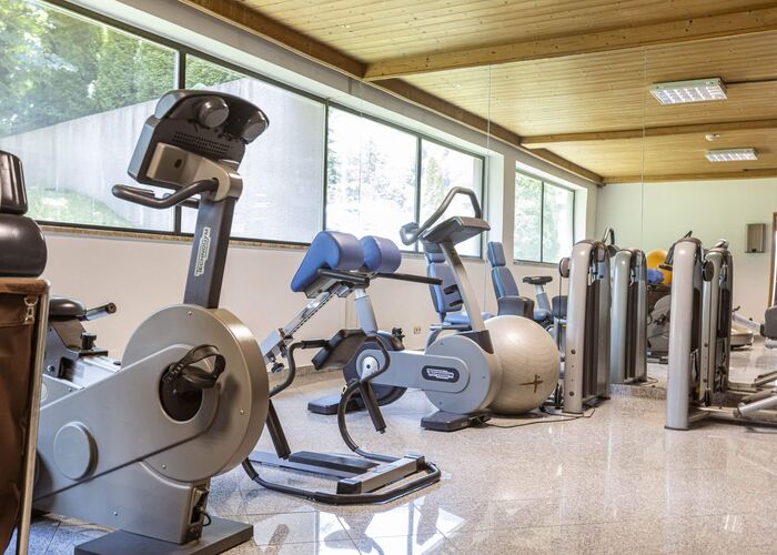 Moderner Fitnessraum in den Saalbach Suites in Saalbach-Hinterglemm mit verschiedenen Trainingsgeräten