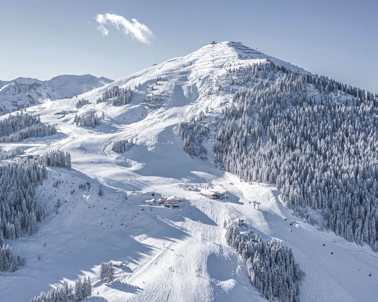 WM-Berg 12er Kogel Pisten und Bergstation