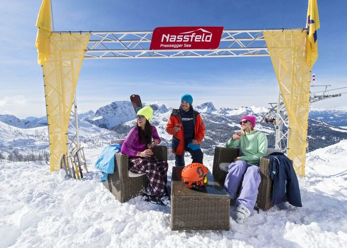 Skifahrer beim Skiopening am Nassfeld in winterlicher Berglandschaft mit frischem Schnee
