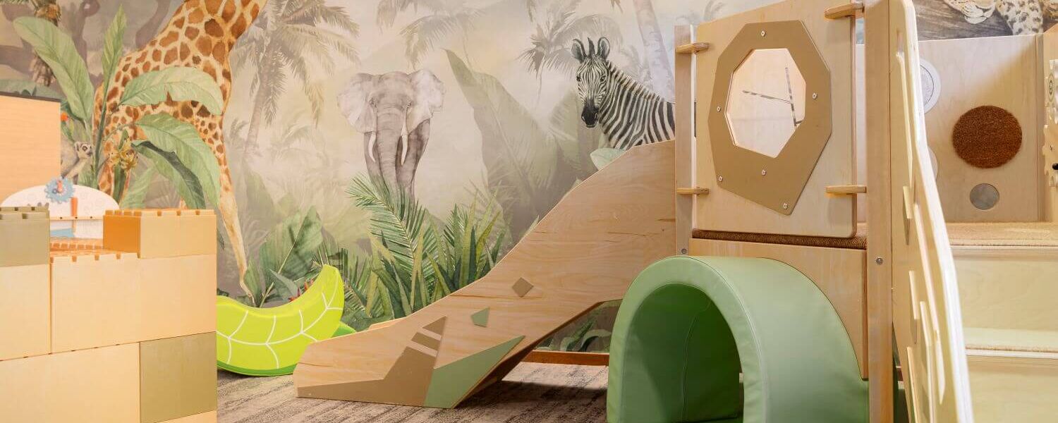 Spieleecke mit Holzrutsche und Tunnel, Tiertapete mit Giraffe, Elefant und Zebra