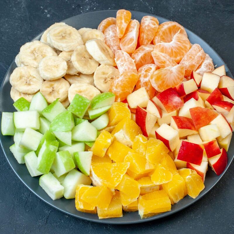 Frischer Obstteller als leichte Beilage zu Kaiserschmarrn