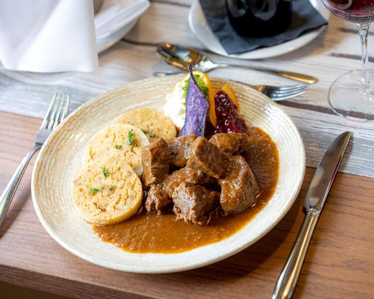 Wildgulasch mit Semmelknödel in der ALPS KITCHEN