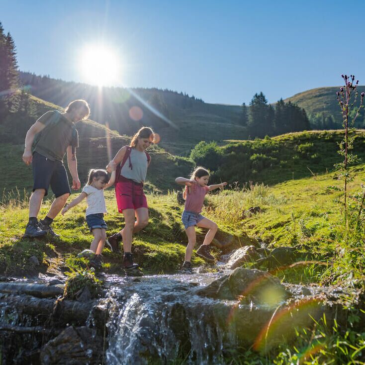 Familie beim Wandern im Salzburger Land (c) Salzburger Land Tourismus