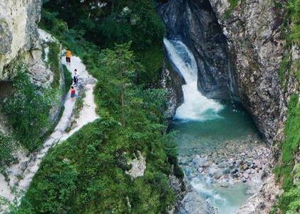Garnitzenkloof in de zomer in Karinthië met waterval en rotsen