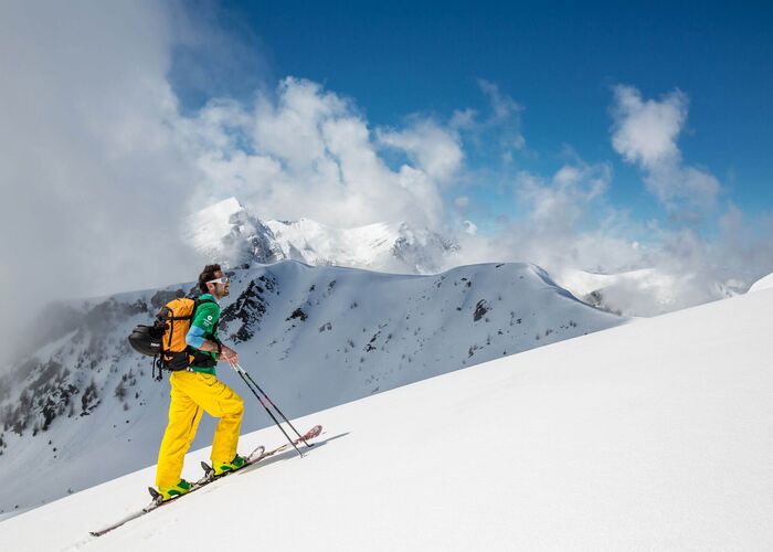 Skitourengeher genießen den sonnigen Wintertag am Goldeck mit Blick auf die Kärntner Bergwelt
