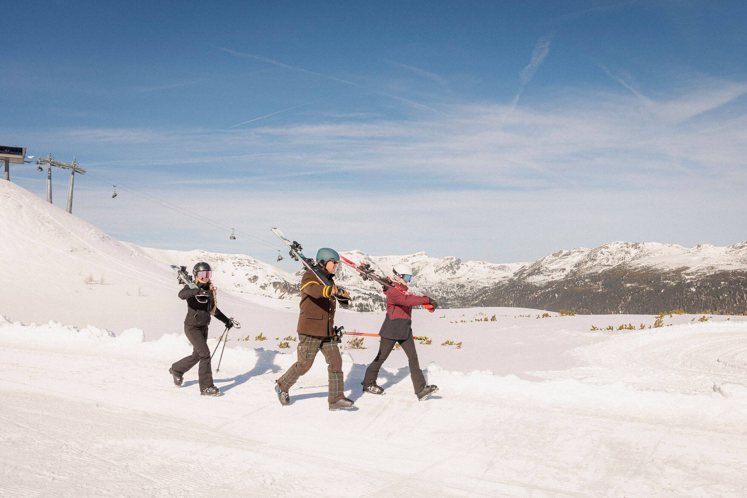 Skifahrer beim Sonnenskilauf auf der Turracher Höhe mit dem Pistenbutler bei einer Tour im Skigebiet.