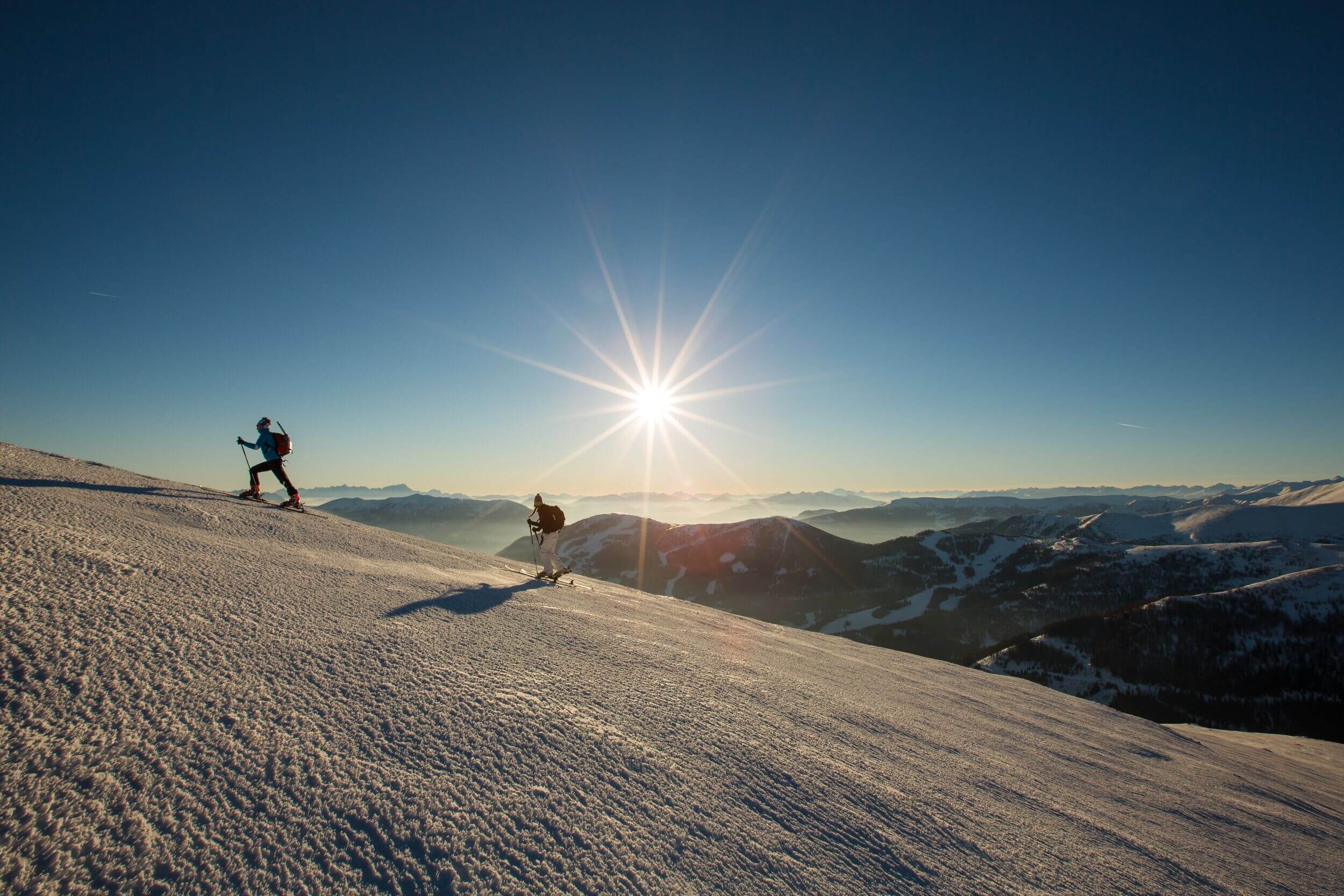 Skitour bei Sonnenaufgang – Winterurlaub in den Nockbergen