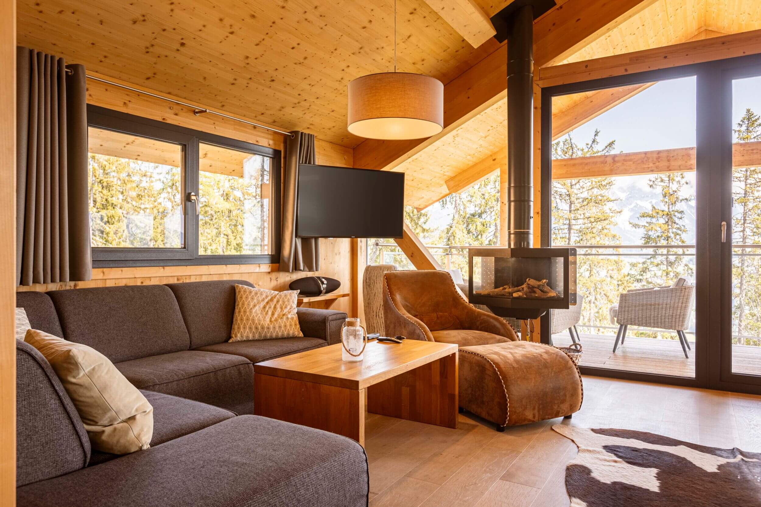 Alpenchalets Reiteralm: Wohnraum mit Bergblick