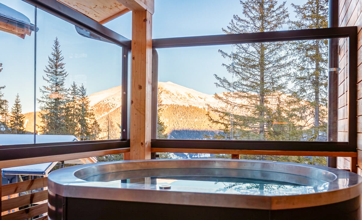 Hot Tub direkt am Naturchalet auf der Turracher Höhe mit Blick in die umliegende Natur – ideal für eine entspannte Auszeit im Chalet in den Bergen.