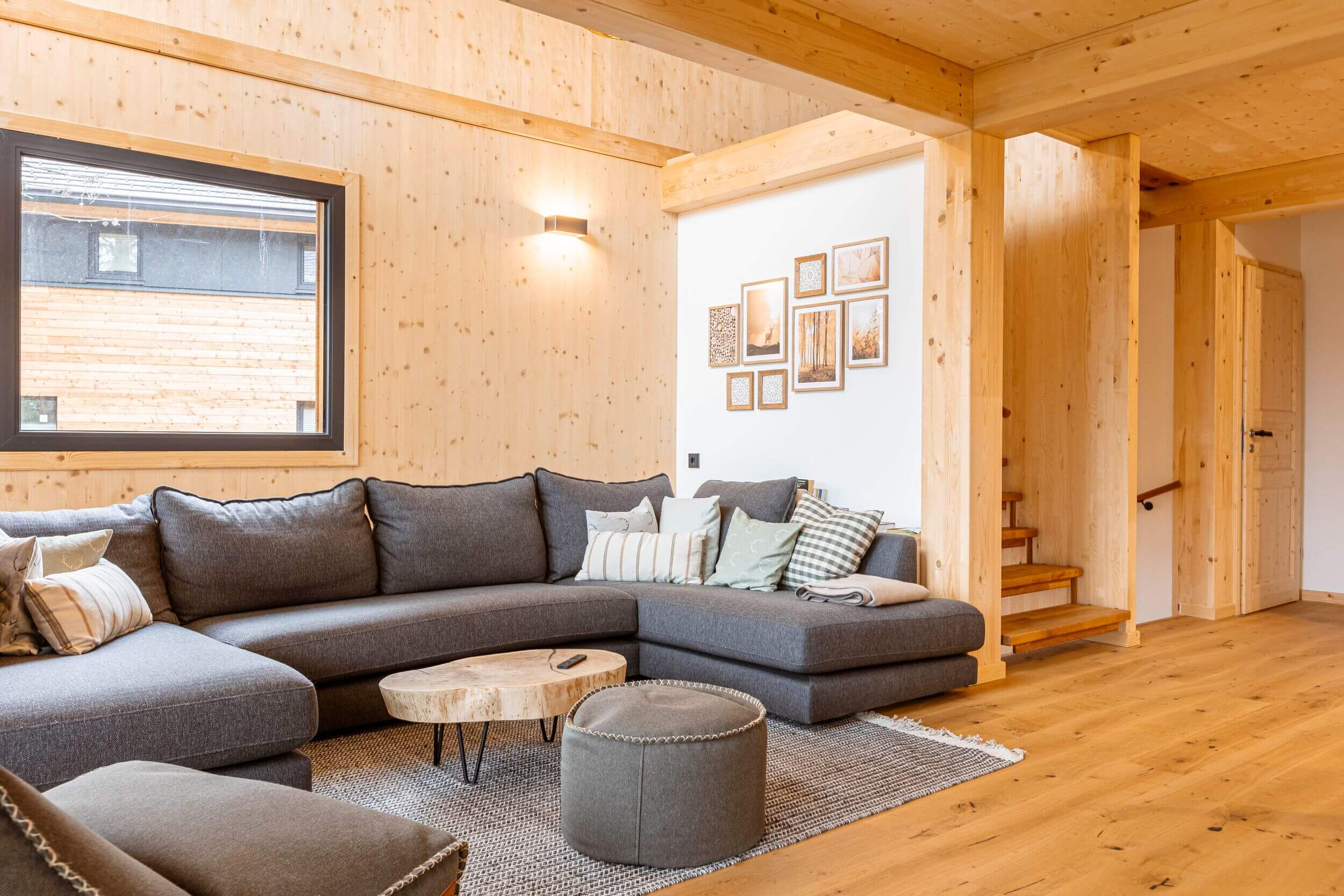 Komfortable Sofa-Ecke in einem Chalet auf der Turracher Höhe mit großzügiger Couch, Couchtisch und alpinem Interieur für entspannte Stunden im Chalet in den Bergen.