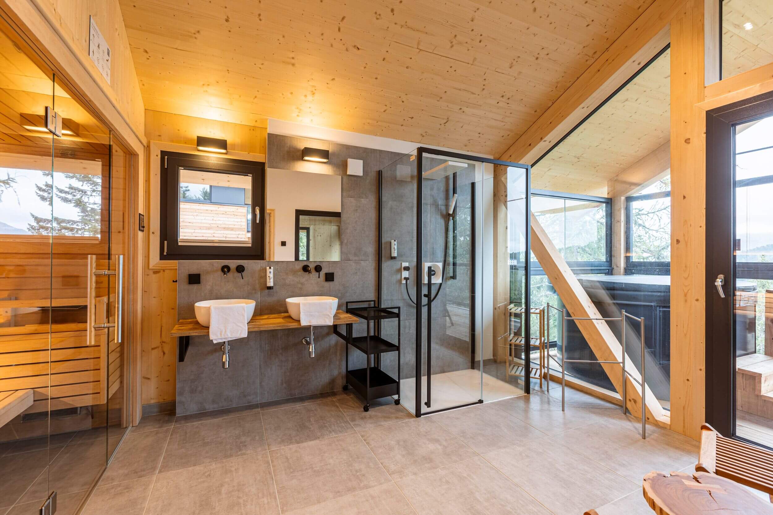 Hochwertig gestaltetes Badezimmer in einem Chalet auf der Turracher Höhe mit modernem Waschtisch, Spiegel und natürlichen Materialien für komfortablen Chalet-Urlaub in den Bergen.