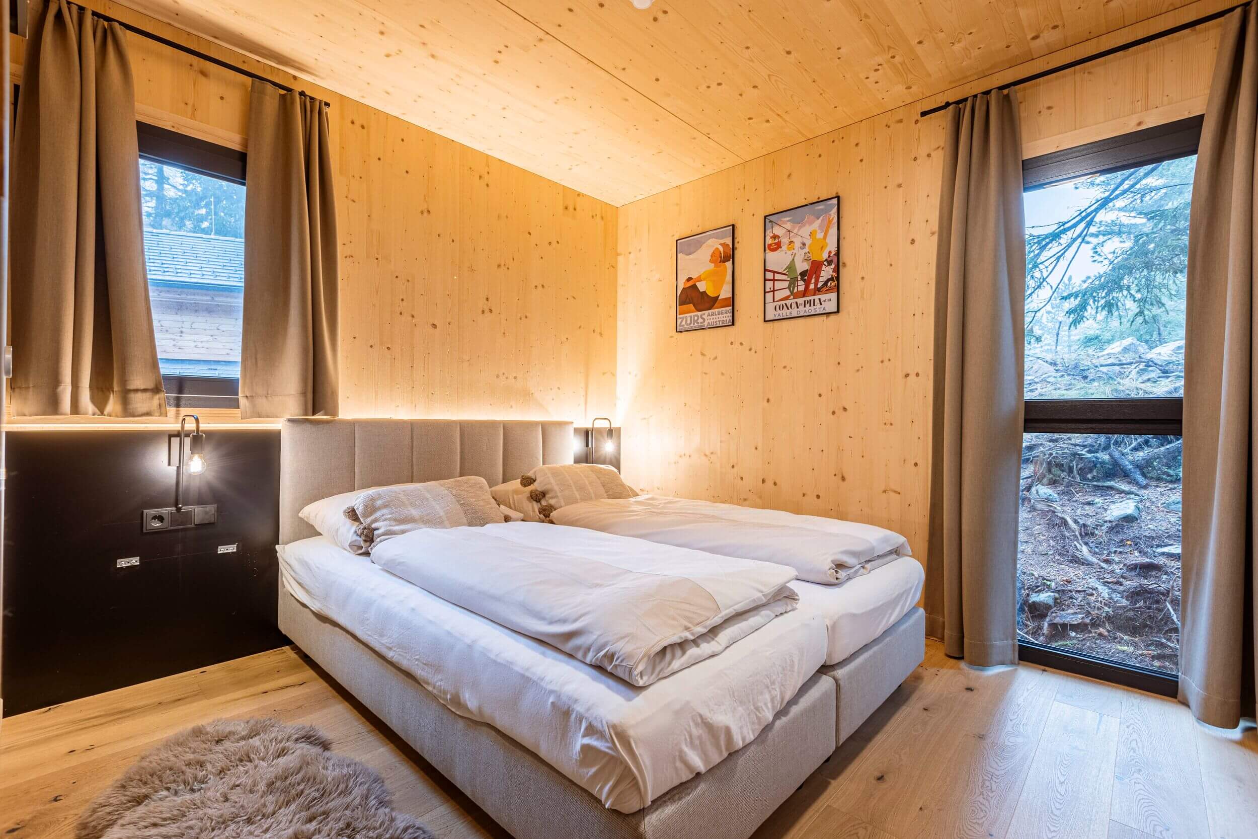 Schlafzimmer in einem Chalet auf der Turracher Höhe mit komfortablem Doppelbett, natürlichen Materialien und alpiner Einrichtung für erholsame Nächte in den Bergen.
