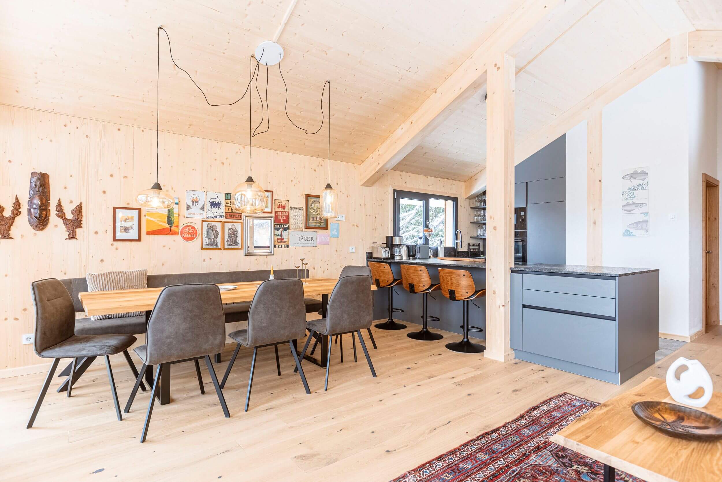 Einladender Essbereich in einem Chalet auf der Turracher Höhe mit großem Esstisch, bequemer Sitzbank und alpinem Interieur für gemeinsame Mahlzeiten im Chalet.