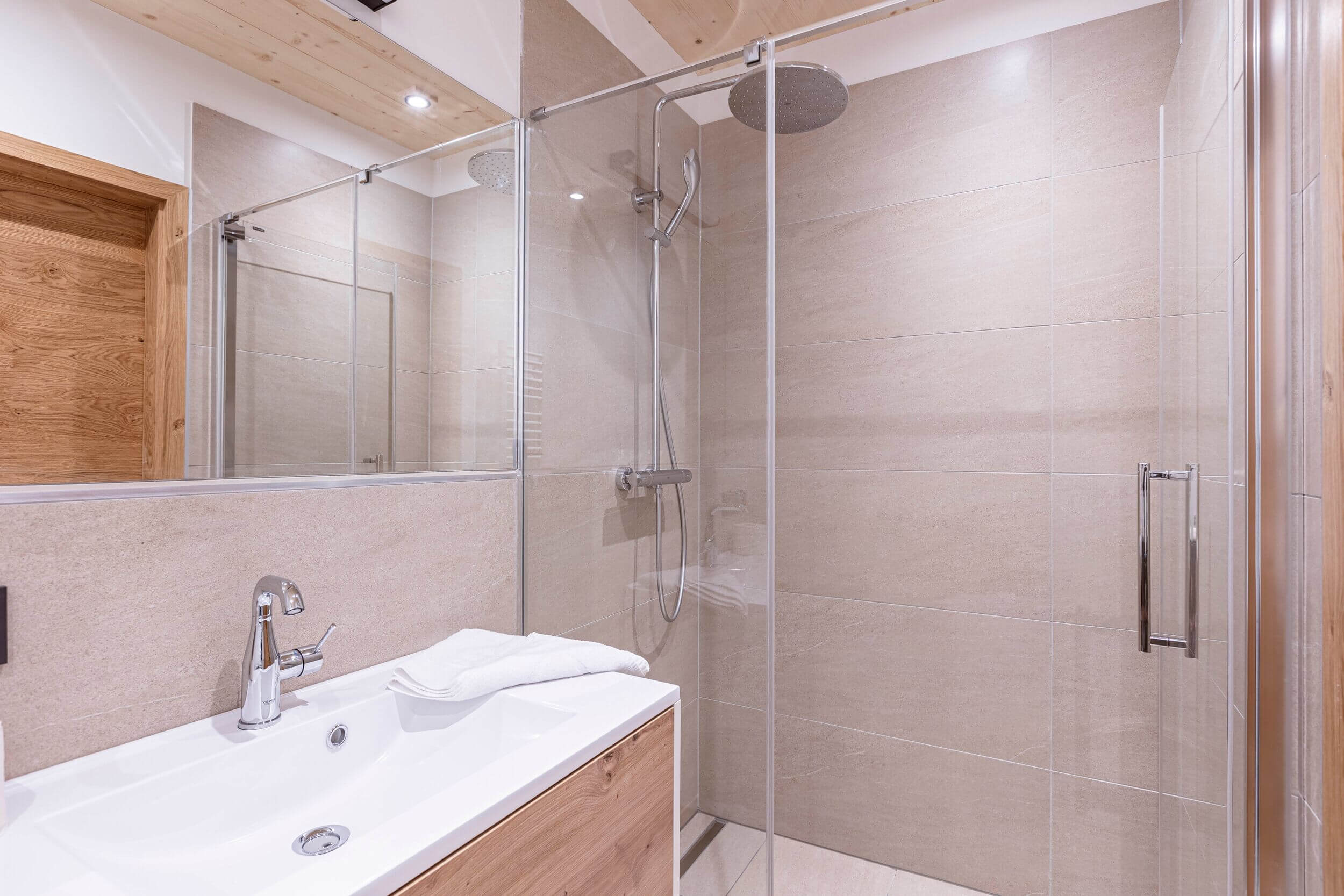 Hochwertig ausgestattetes Badezimmer einer Ferienwohnung in den Saalbach Suites in Vorderglemm bei Saalbach.