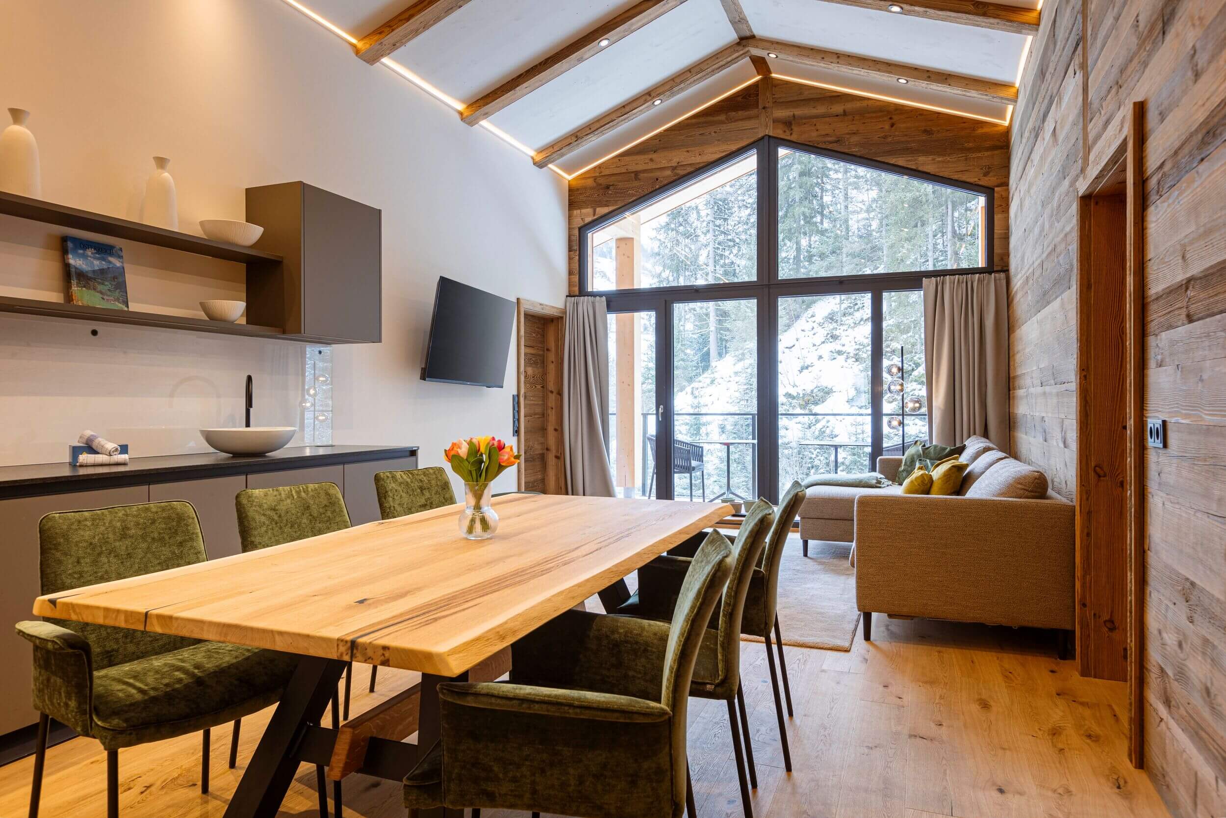 Offener Wohn- und Essbereich des Penthouses in den Saalbach Suites mit modernem Esstisch und gemütlichem Sitzbereich.