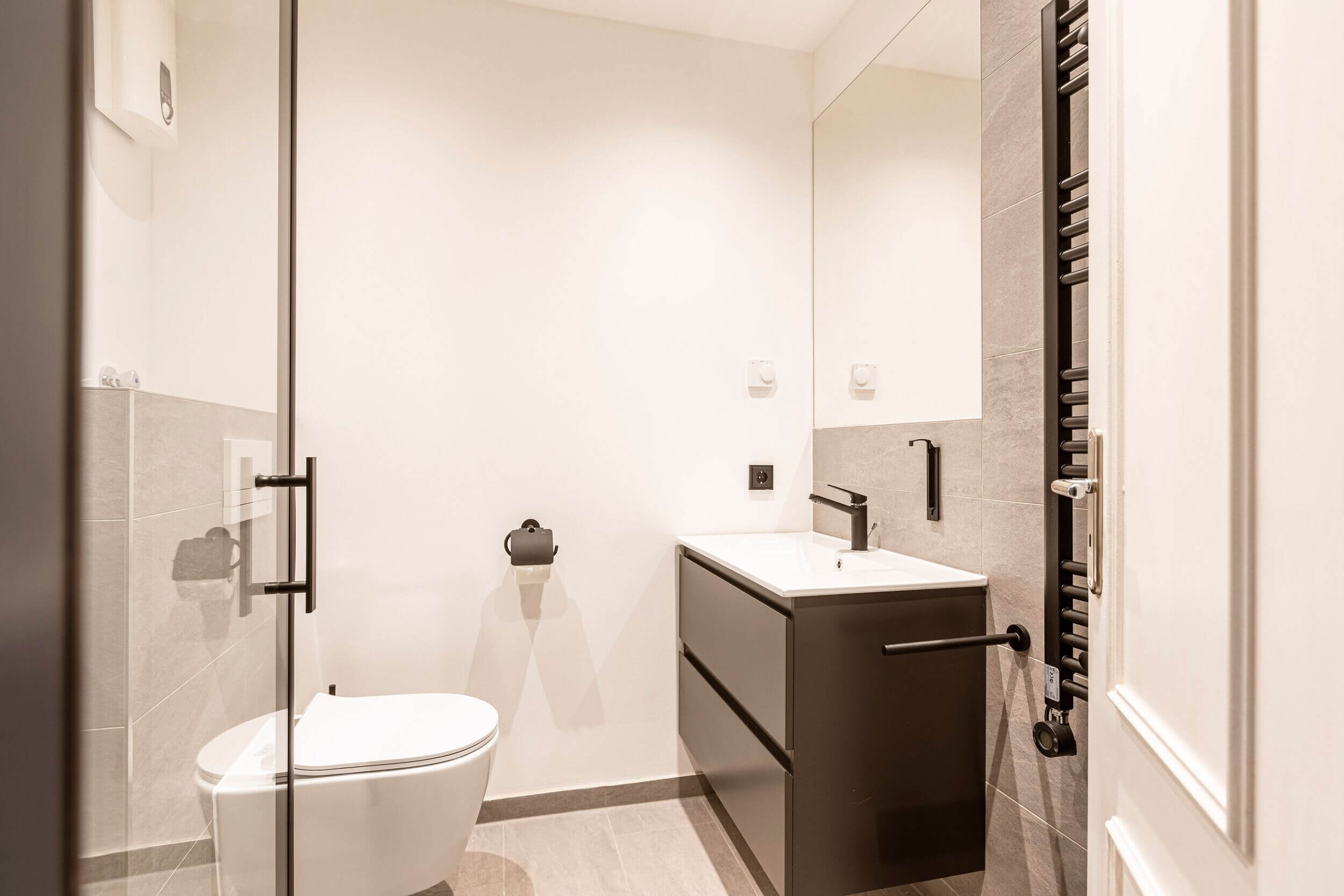Modernes Badezimmer im Penthouse der Saalbach Suites mit eleganter Ausstattung in stilvollem Design und harmonischen Farben.