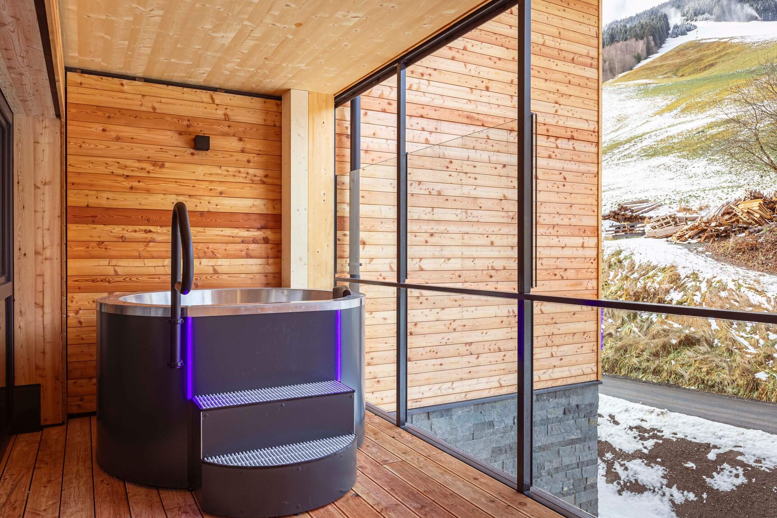 Privater Hot Tub im Außenbereich der Saalbach Suites mit Blick auf die wunderschöne Bergwelt von Saalbach.