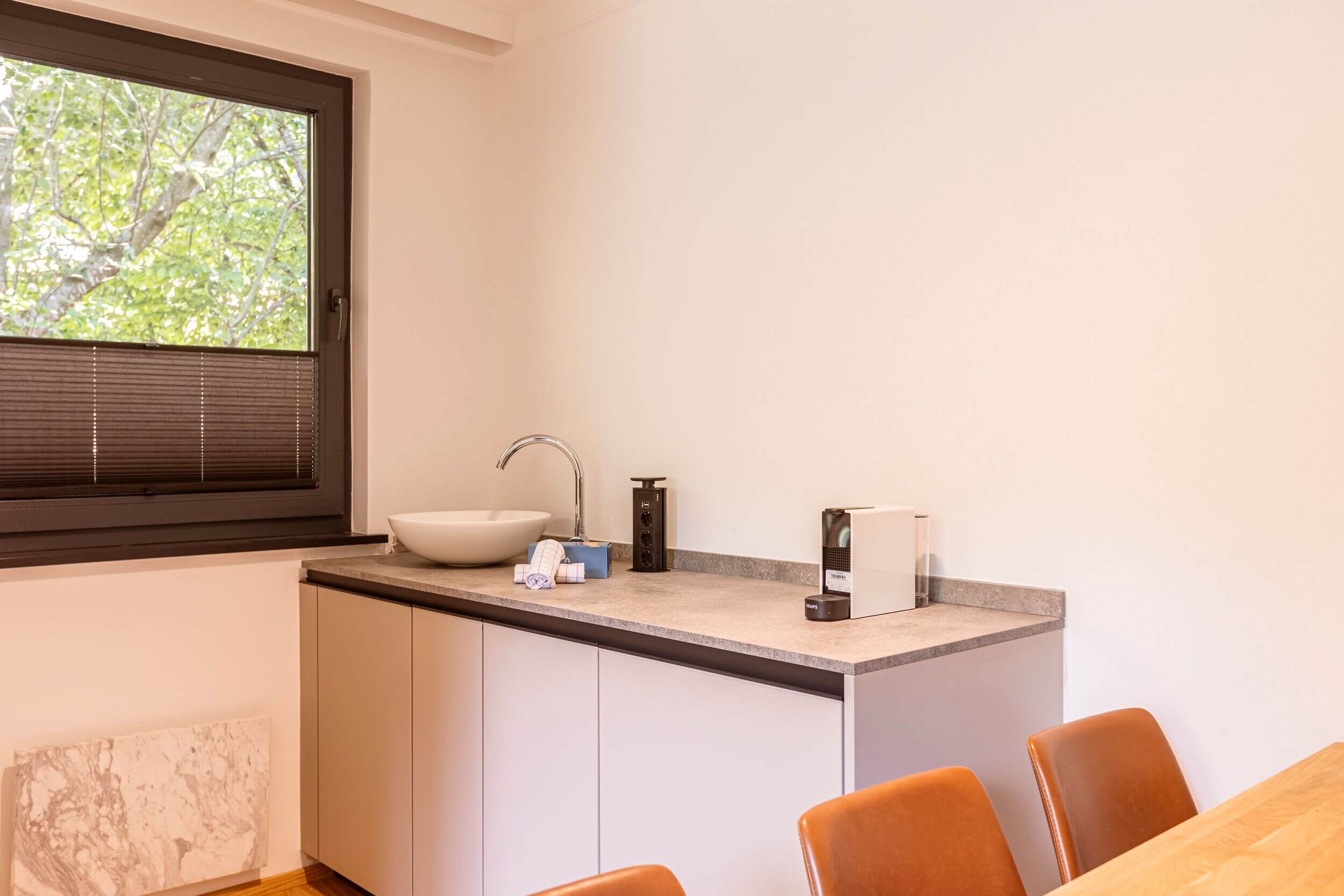 Praktisch ausgestattete Küchenzeile einer Ferienwohnung in den Saalbach Suites in Vorderglemm bei Saalbach mit modernem Design.