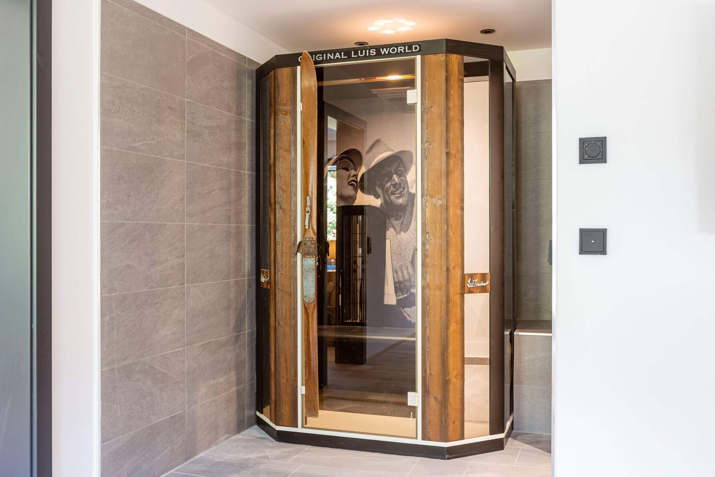 Private Infrarot-Sauna in einer Ferienwohnung der Saalbach Suites in Vorderglemm bei Saalbach für entspannte Wellnessmomente.