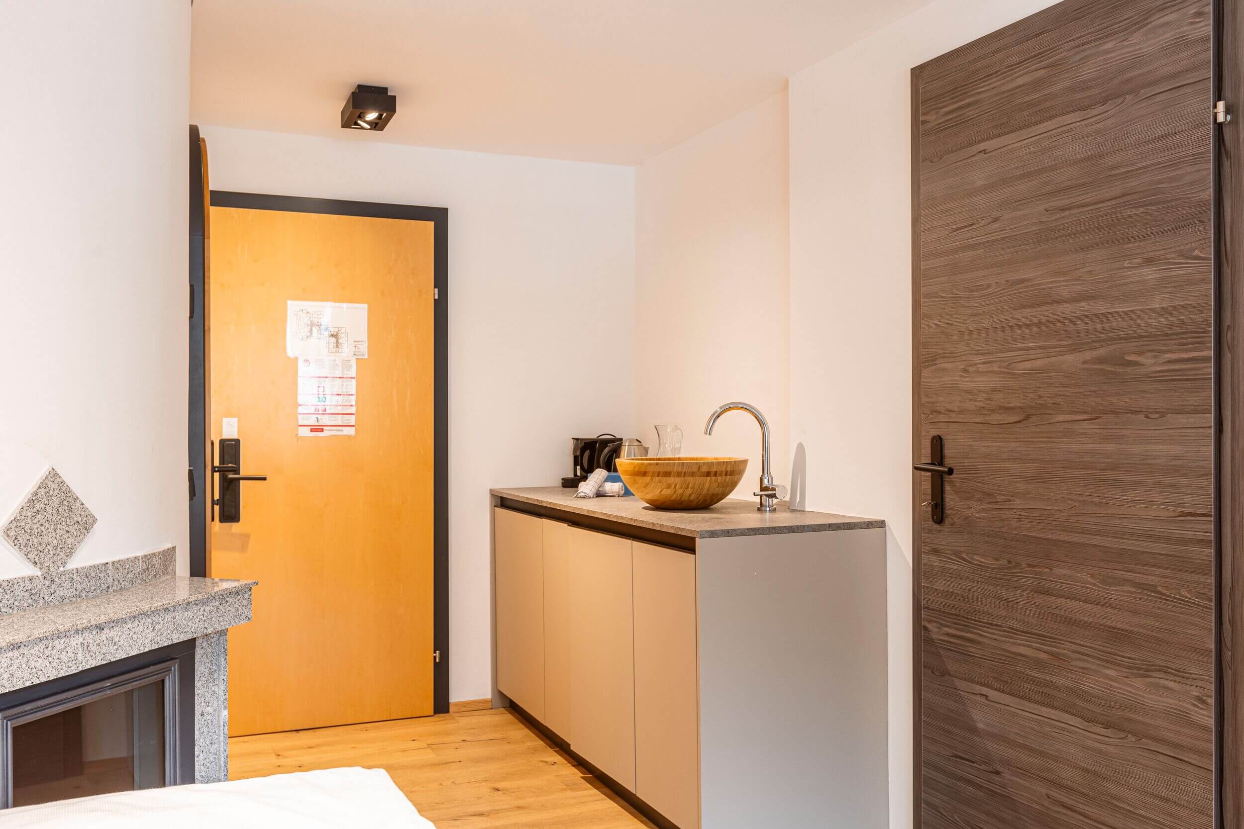 Voll ausgestattete Küchenzeile einer Ferienwohnung in den Saalbach Suites in Vorderglemm bei Saalbach.
