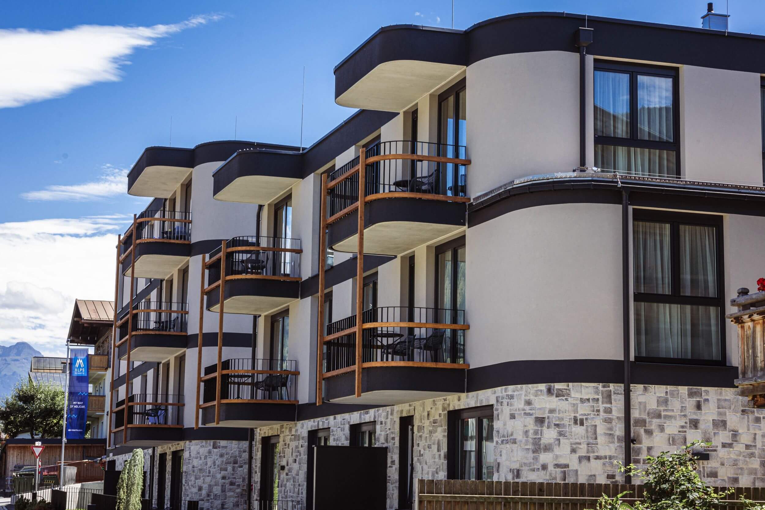 Außenansicht im Sommer - Zillertal Suites Fügen by ALPS RESORTS