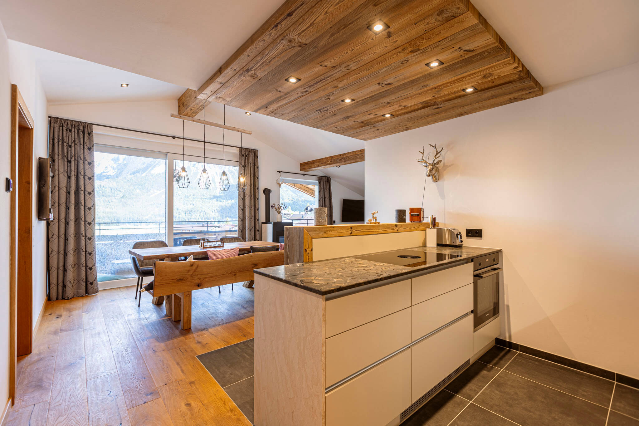Kitchen and dining area - Zugspitz Suites Lermoos