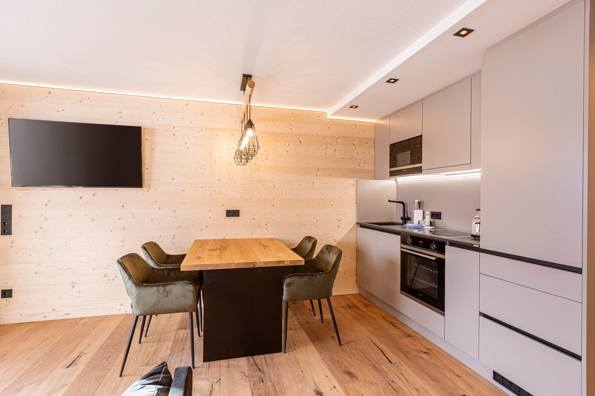 Kitchen and dining area - Zugspitz Suites Lermoos