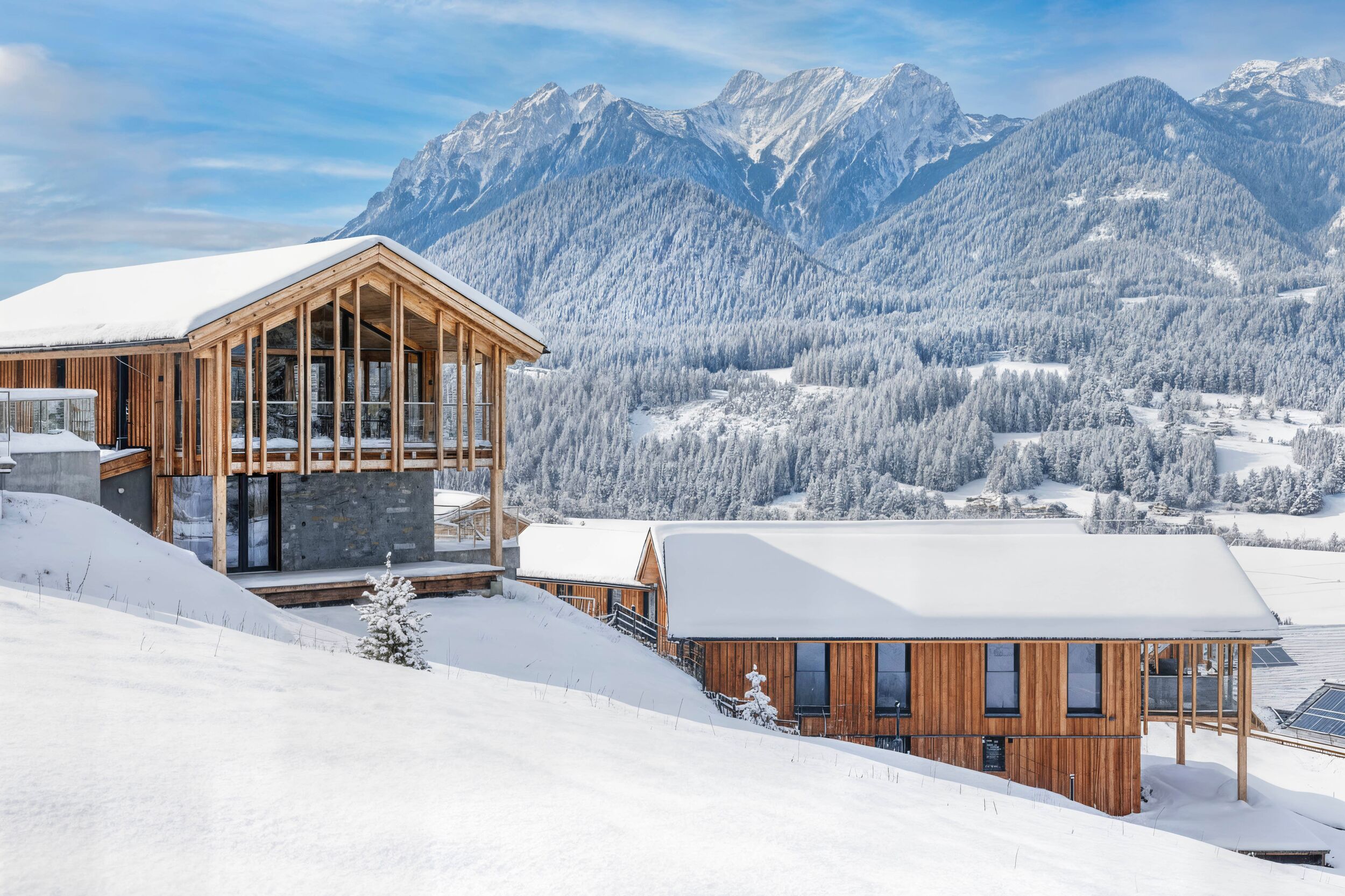 Schneebedecktes Bergresort Hauser Kaibling mit Dachstein im Hintergrund