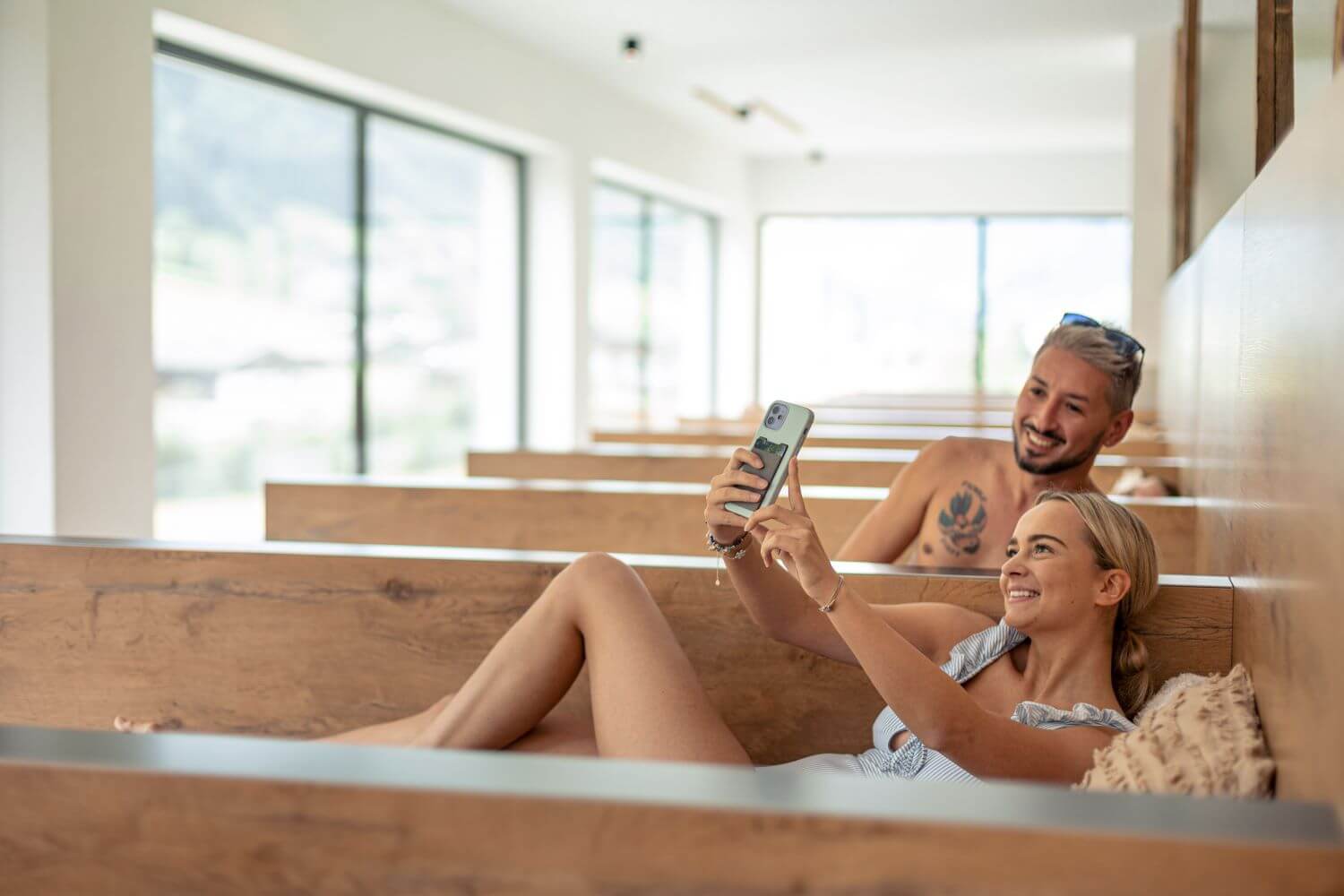 Freunde schießen ein Selfie im Wellnessbereich