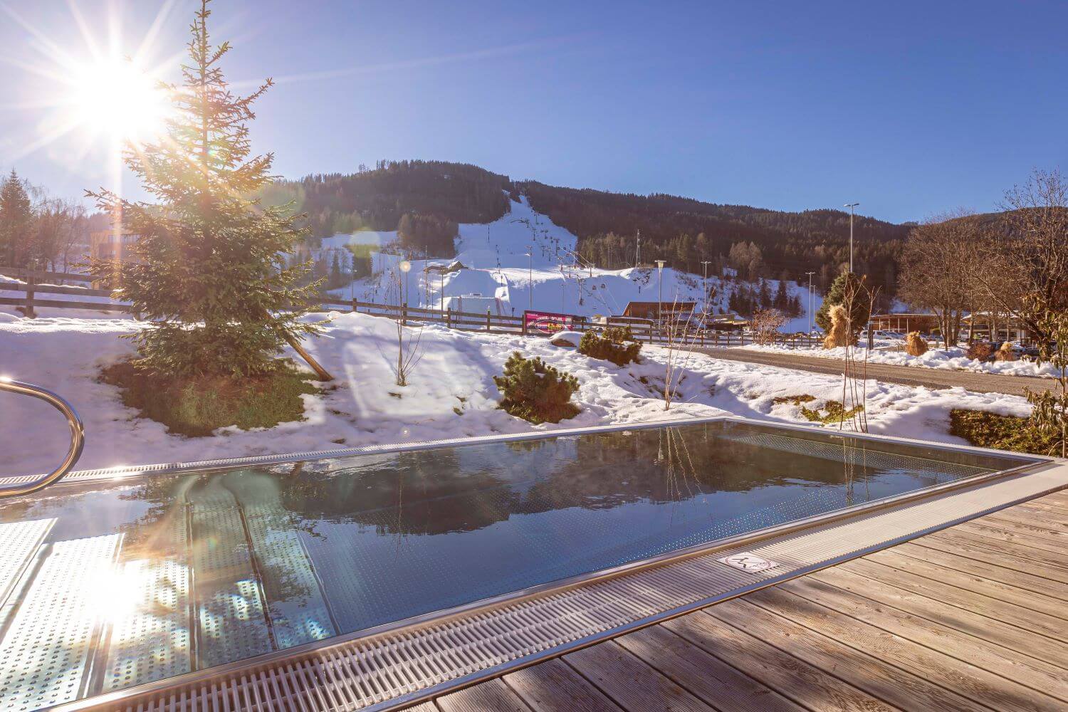 Privater Pool mit Blick auf die nahe Piste am Kreischberg