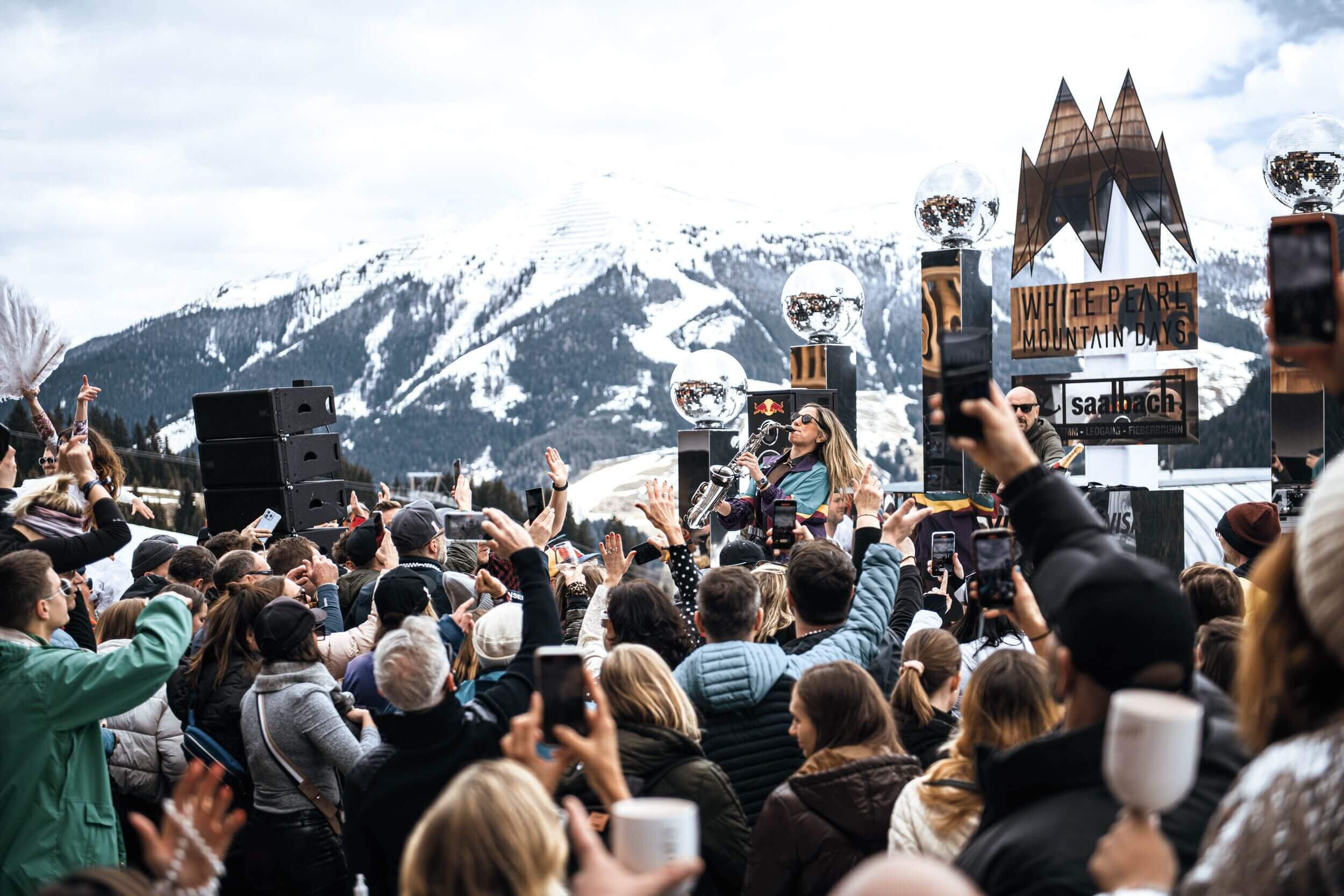 Feiernde Menschen bei den White Pearl Mountain Days in Saalbach